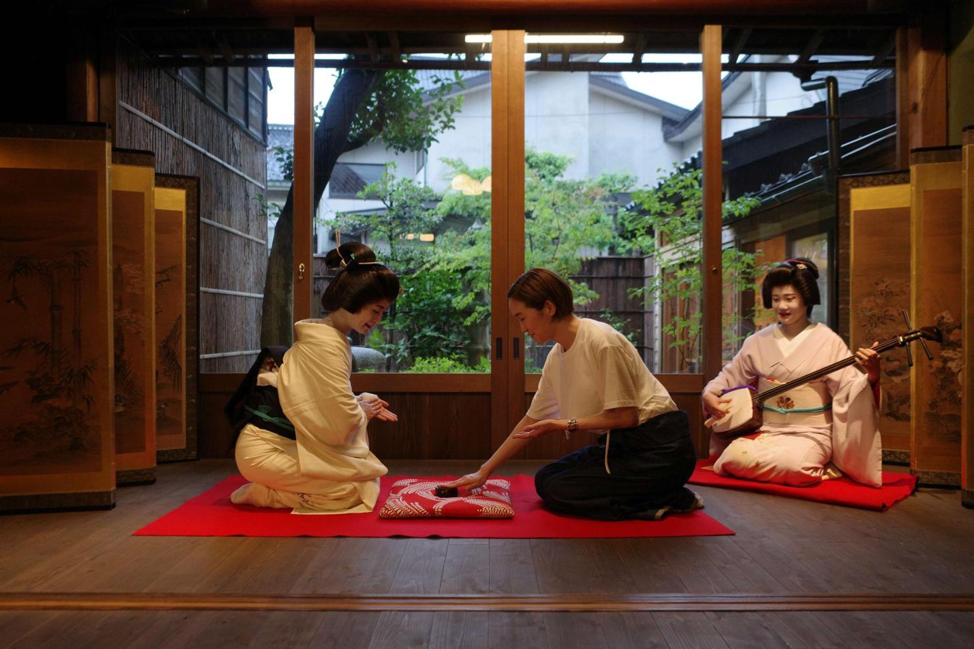 Hyatt Centric Канандзава Экстерьер фото A scene from a traditional Japanese shamisen performance